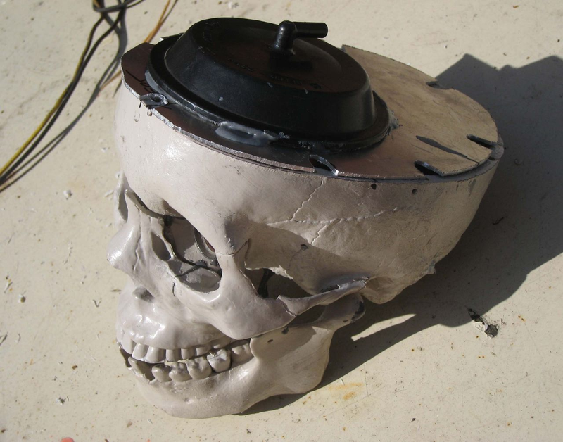 Illustration for article titled Make Your Own Animatronic Screaming Skull Brake Lights With Junkyard Parts!
